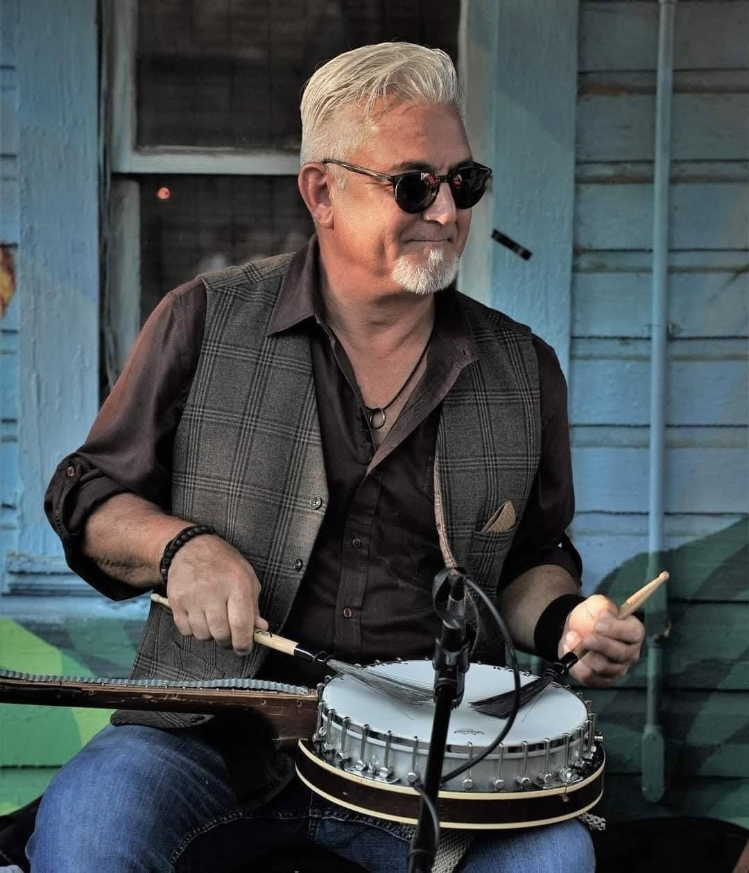 Joey Interrante playing the BanJoey live